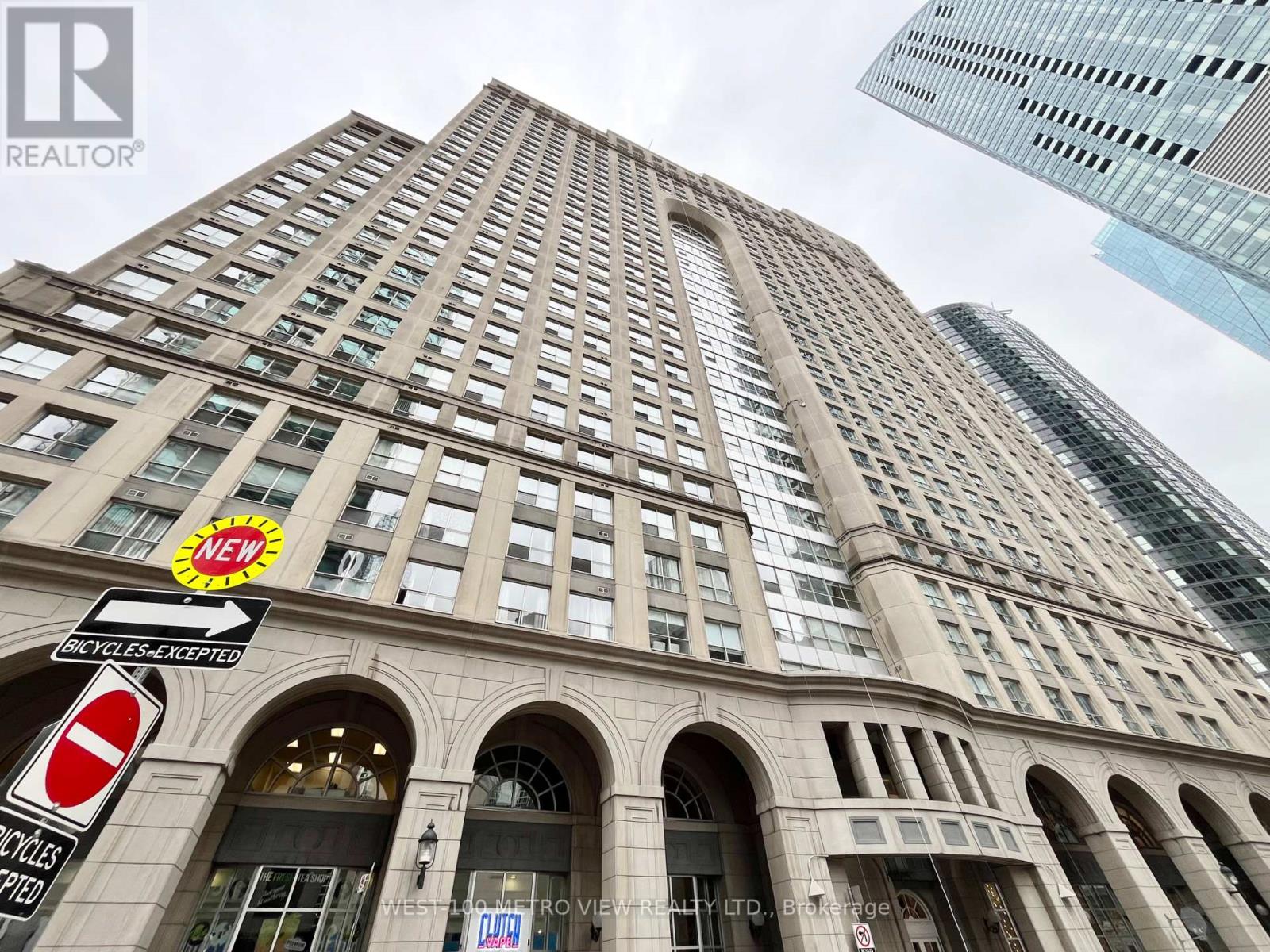 1911 - 25 The Esplanade, Toronto, Ontario  M5E 1W5 - Photo 2 - C12539356