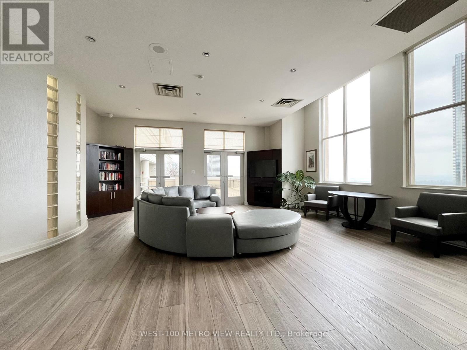 1911 - 25 The Esplanade, Toronto, Ontario  M5E 1W5 - Photo 24 - C12539356