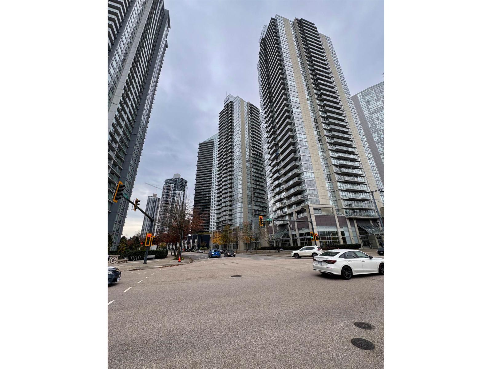 2704 9981 Whalley Boulevard, Surrey, British Columbia  V3T 0G6 - Photo 2 - R3066734