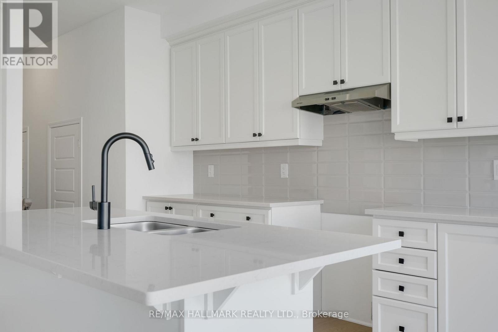 634 Newlove Street, Innisfil, Ontario  L9S 0S2 - Photo 10 - N12539324