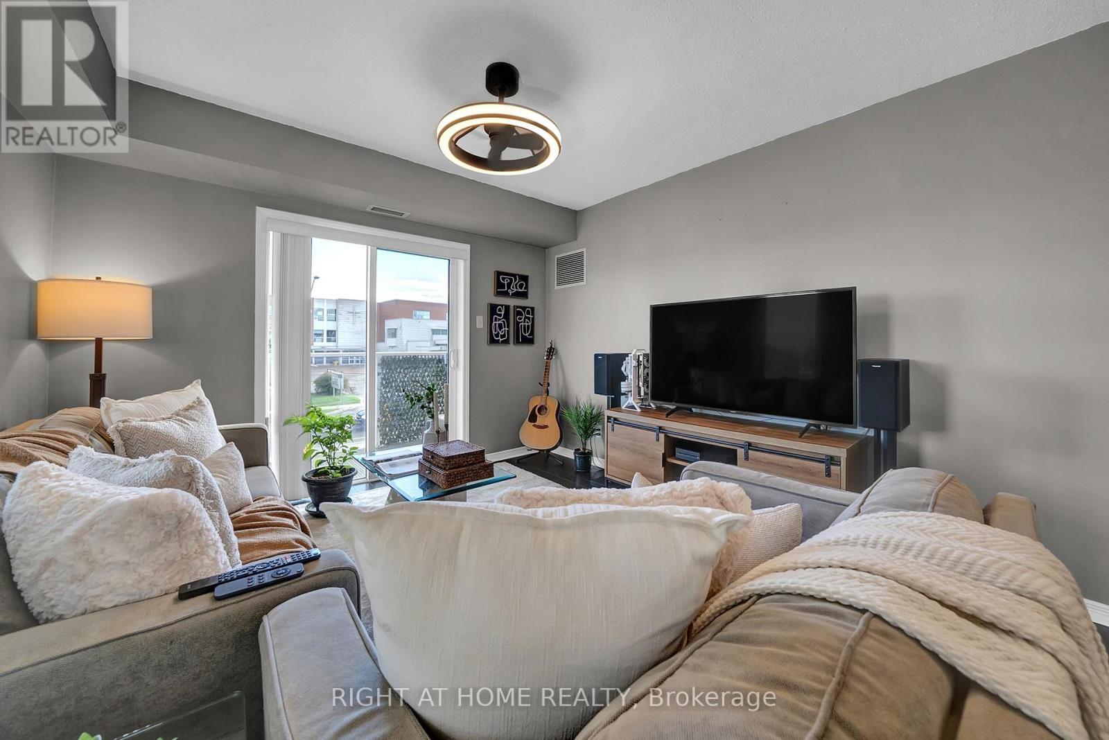 205 - 132 Aspen Springs Drive, Clarington, Ontario  L1C 0H1 - Photo 5 - E12539432