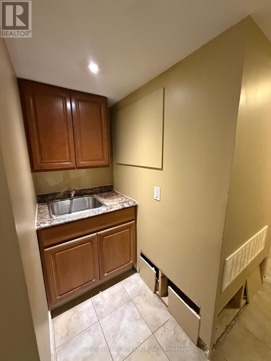 4 Ridgemore Crescent, Brampton, Ontario  L7A 2L6 - Photo 8 - W12539318