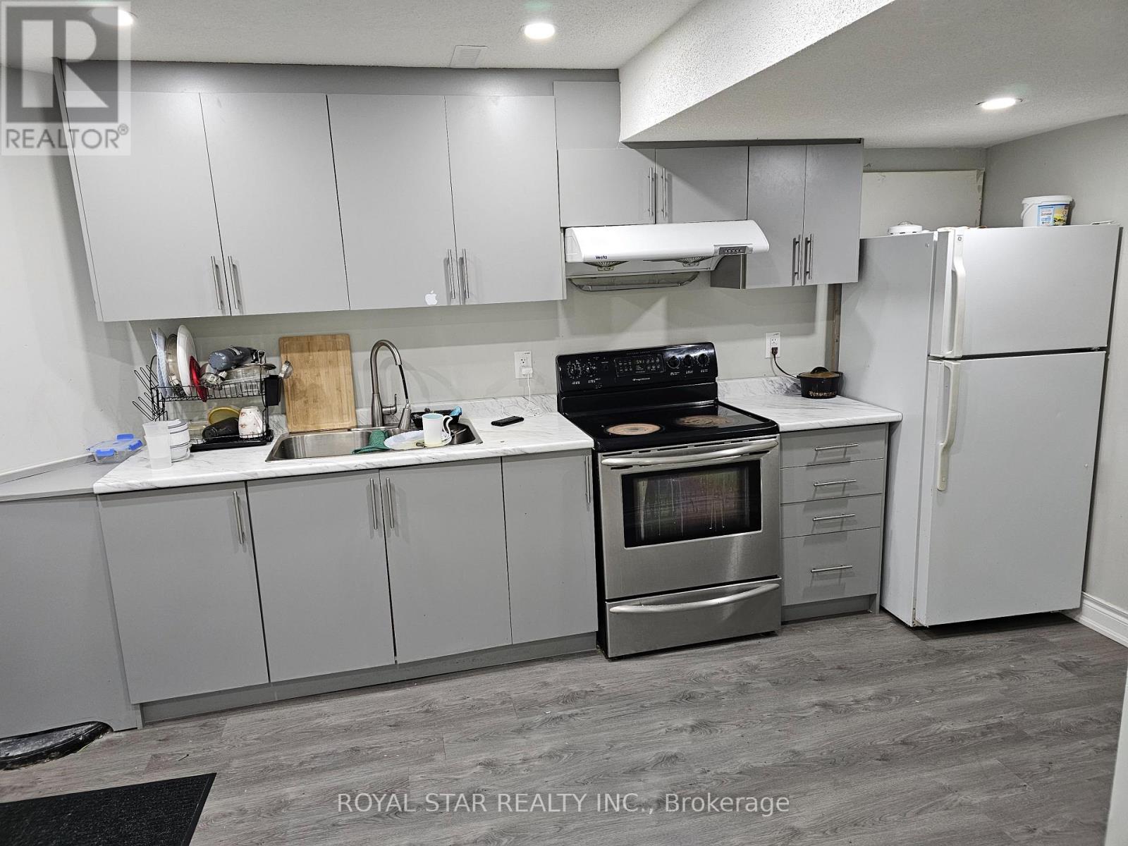 24 Bonavista Drive, Brampton, Ontario  L6X 0N6 - Photo 4 - W12539330