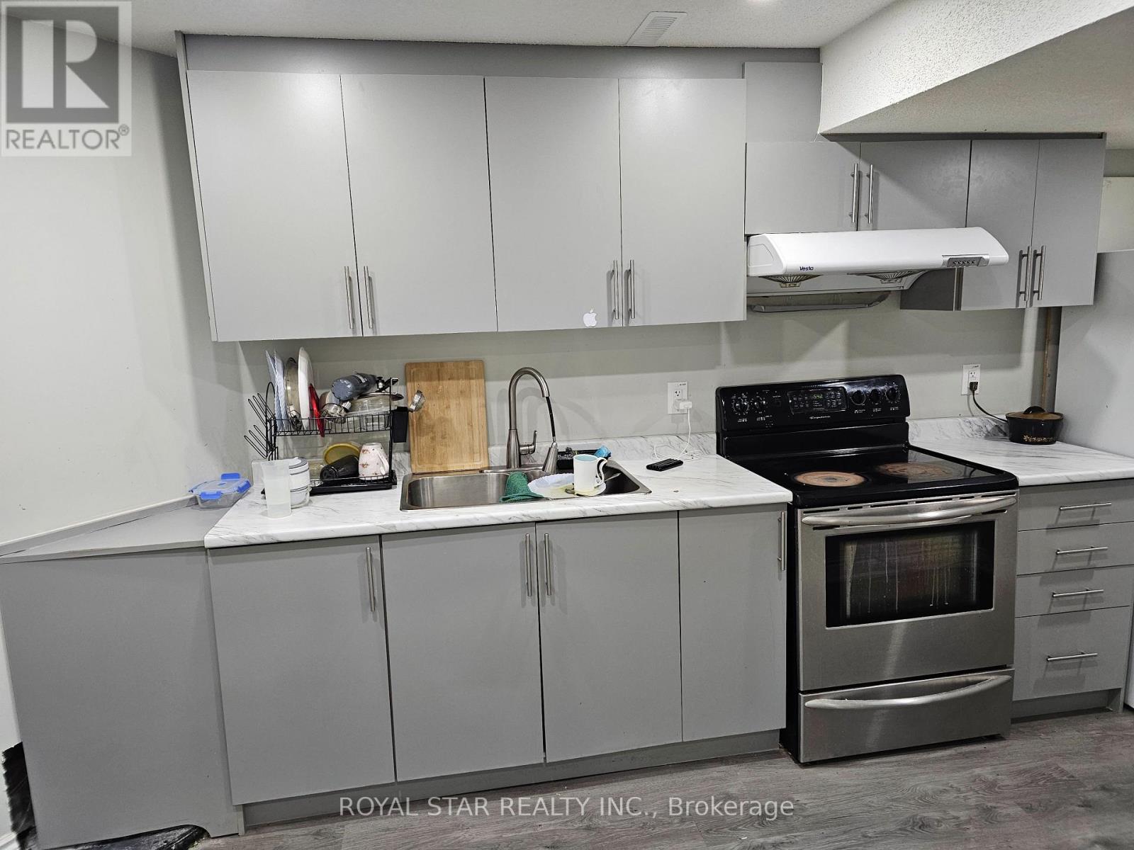 24 Bonavista Drive, Brampton, Ontario  L6X 0N6 - Photo 5 - W12539330