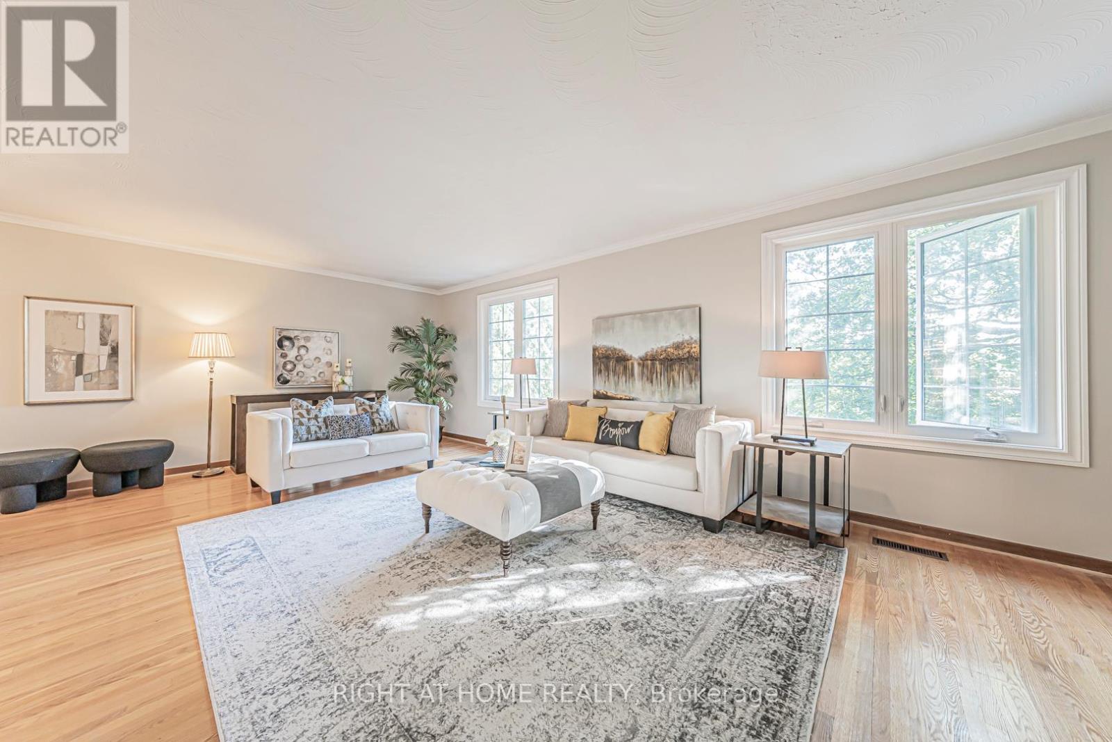 5 Greyswood Court, Toronto, Ontario  M9P 3P8 - Photo 2 - W12539350