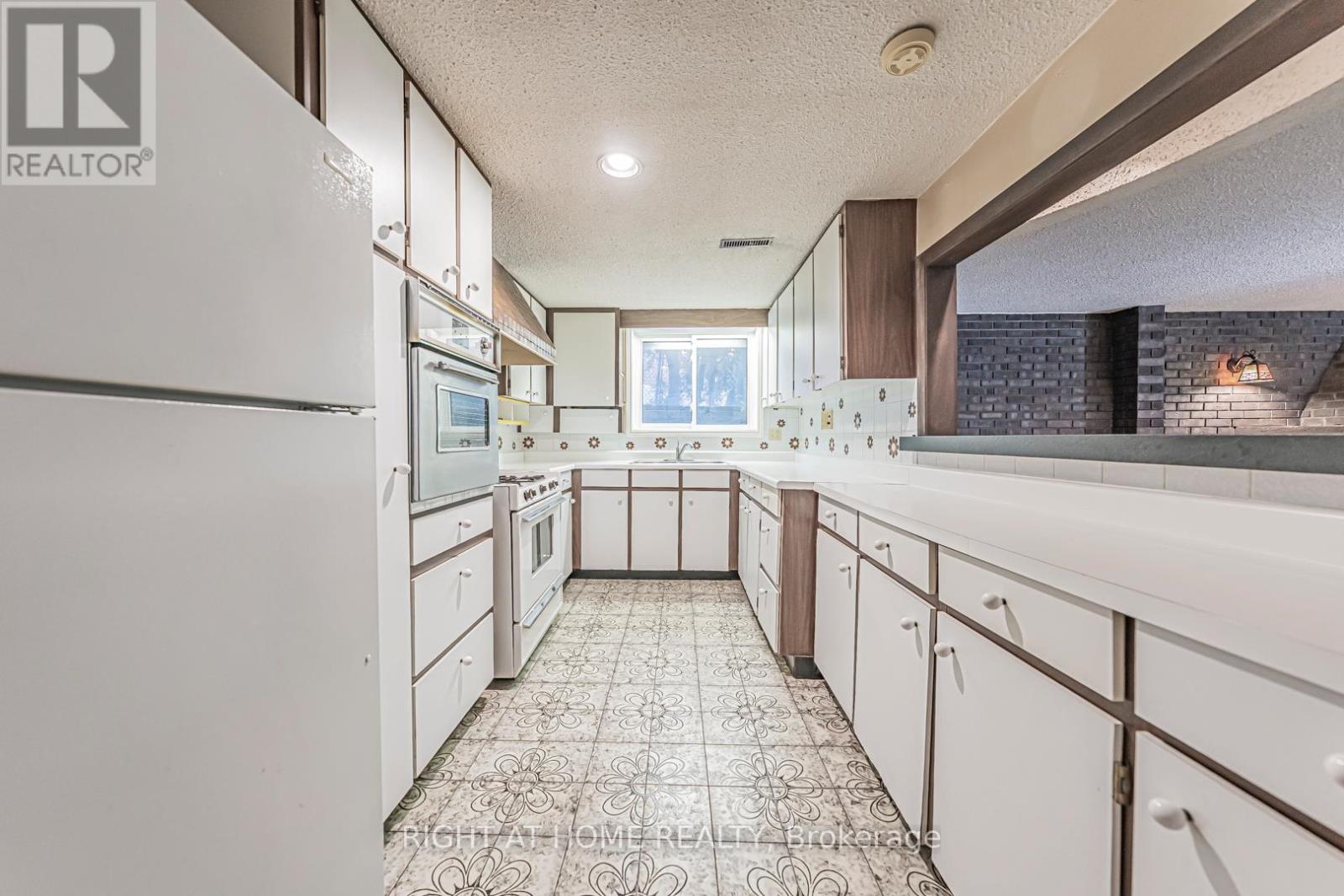 5 Greyswood Court, Toronto, Ontario  M9P 3P8 - Photo 23 - W12539350