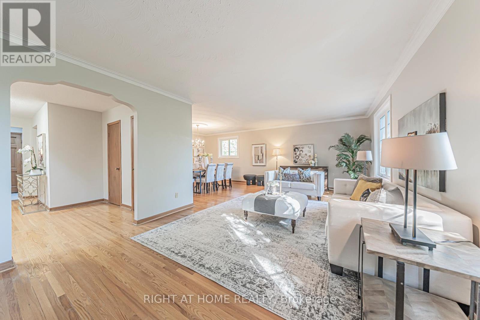 5 Greyswood Court, Toronto, Ontario  M9P 3P8 - Photo 4 - W12539350