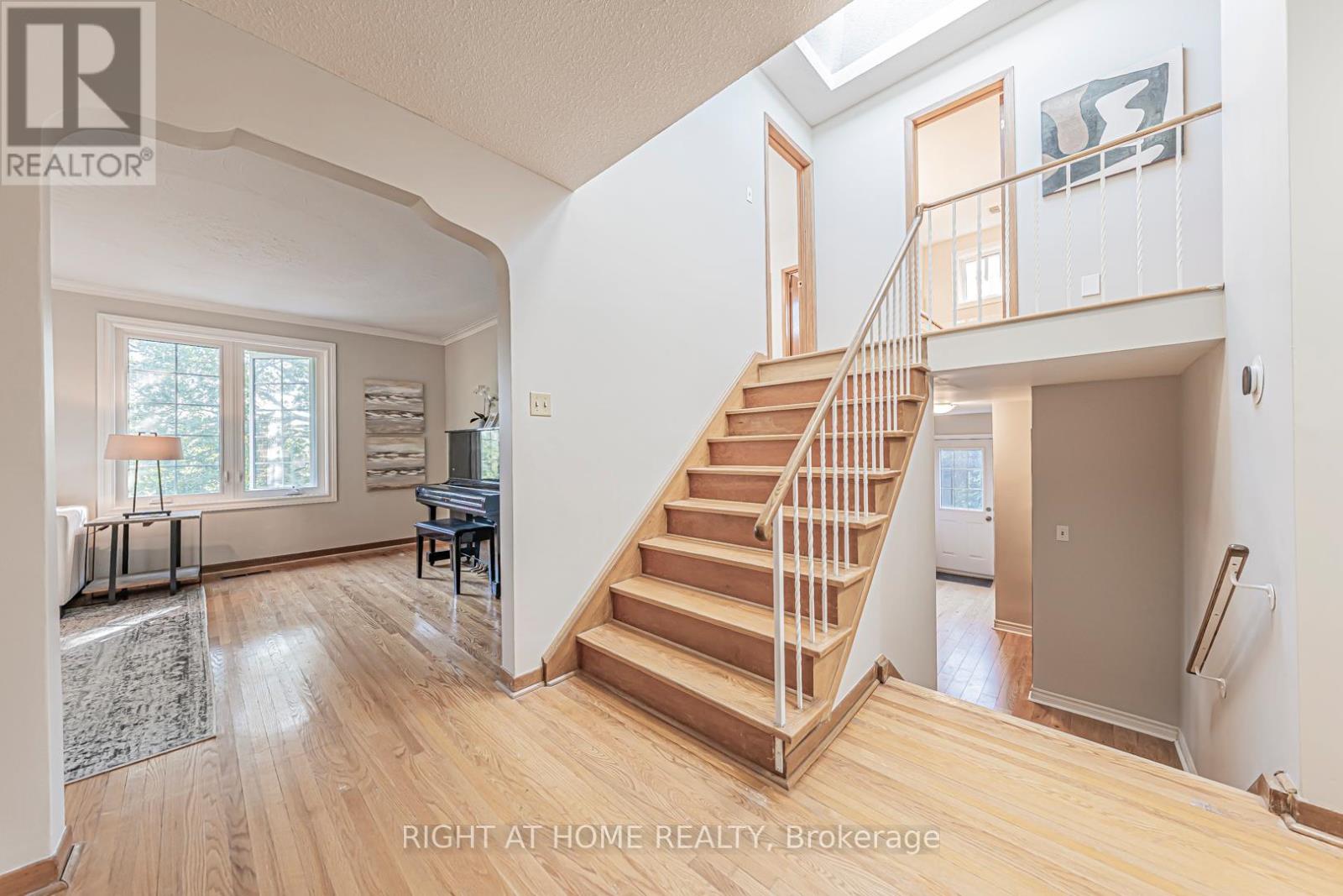 5 Greyswood Court, Toronto, Ontario  M9P 3P8 - Photo 6 - W12539350