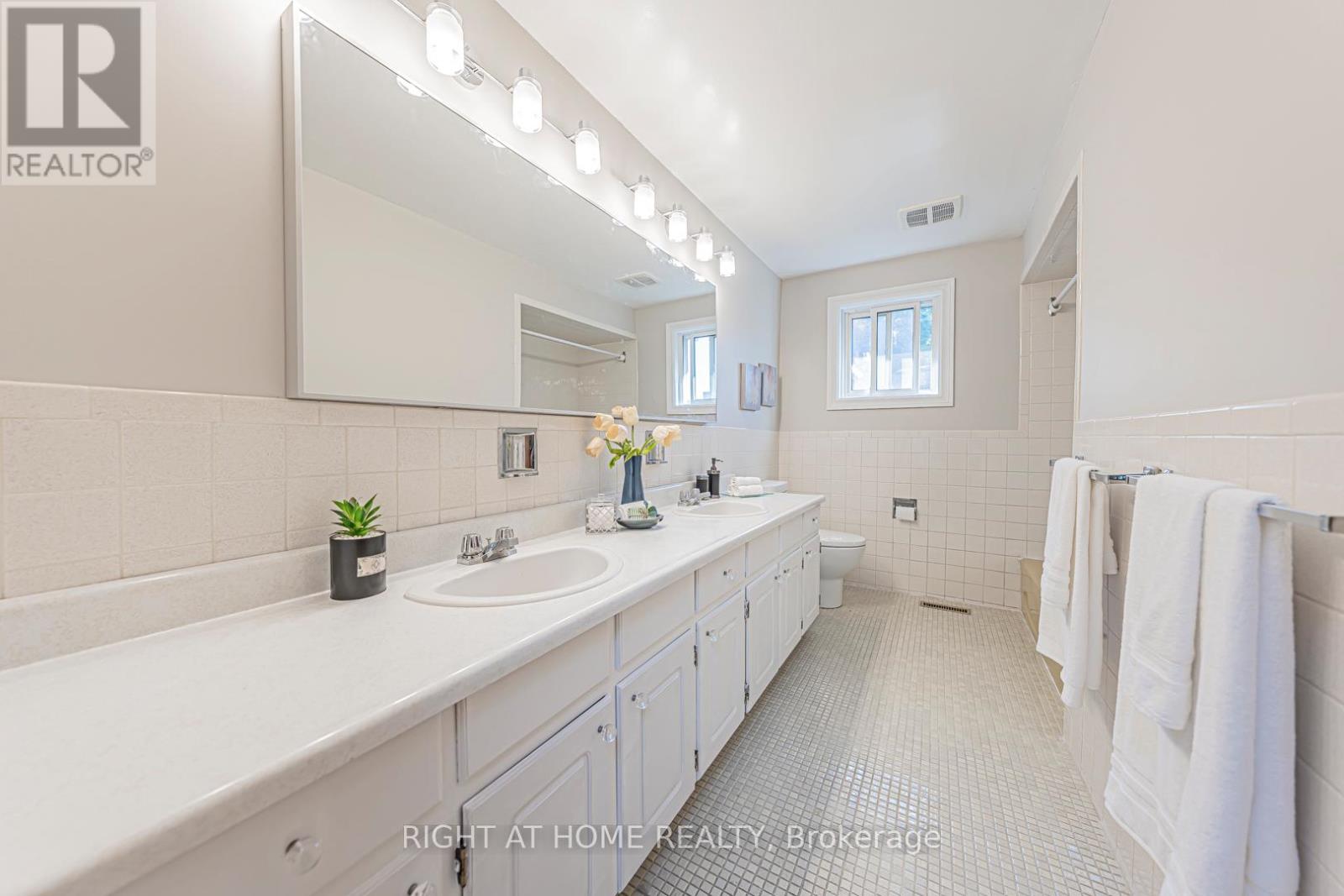 5 Greyswood Court, Toronto, Ontario  M9P 3P8 - Photo 8 - W12539350