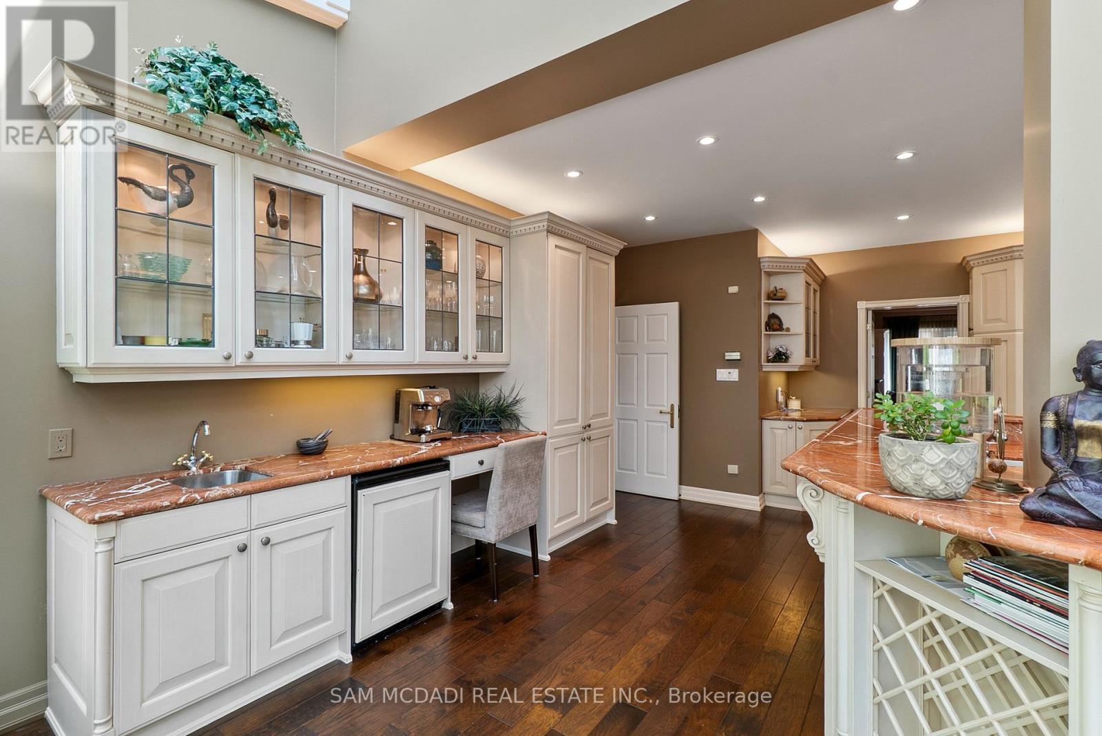 2235 Shawanaga Trail, Mississauga, Ontario  L5H 3X6 - Photo 10 - W12539354