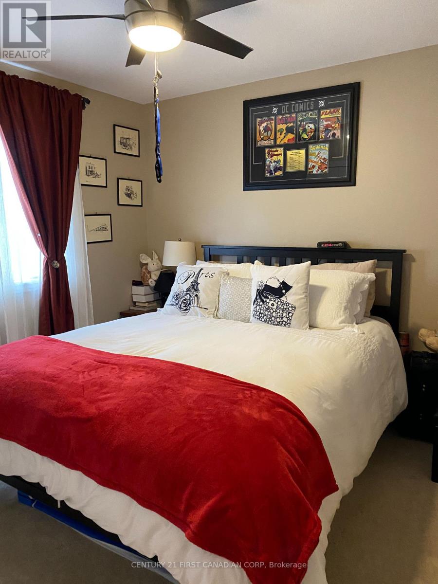 811 Silverfox Crescent, London North, Ontario  N6G 0K2 - Photo 8 - X12539376