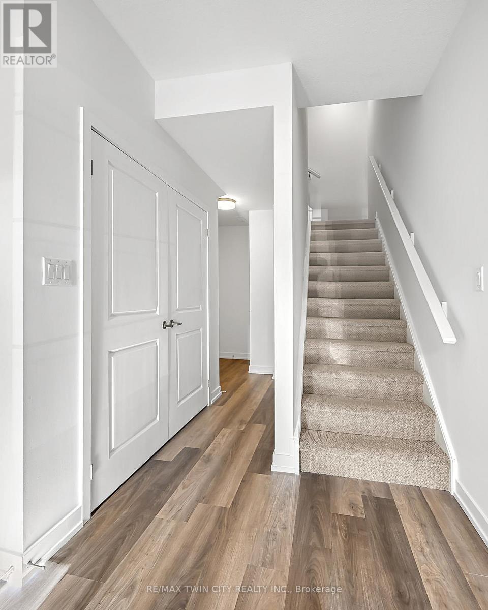 12 - 205 West Oak Trail, Kitchener, Ontario  N2R 0R9 - Photo 8 - X12539342