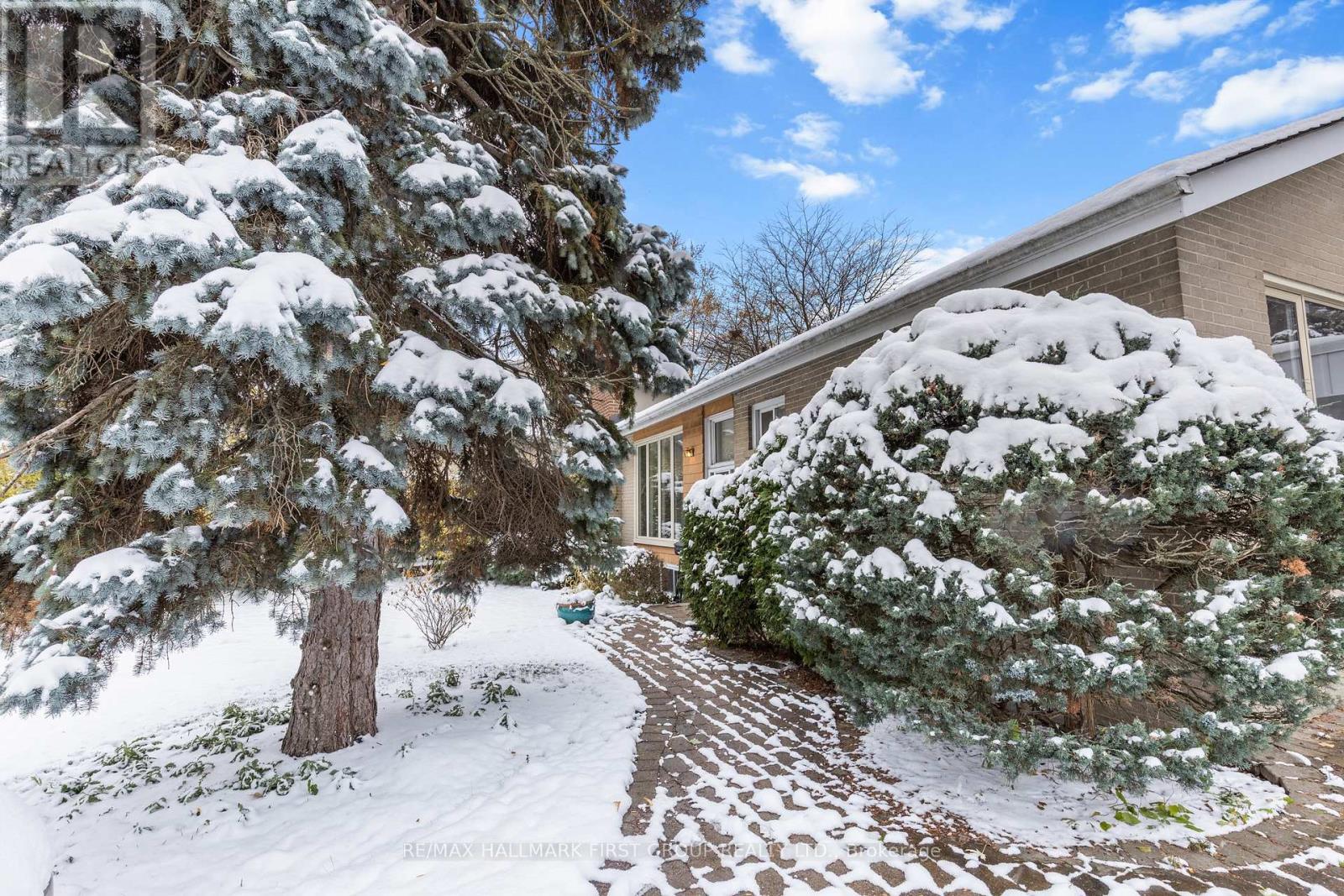 11 Merredin Place, Toronto, Ontario  M3B 1S7 - Photo 2 - C12539364