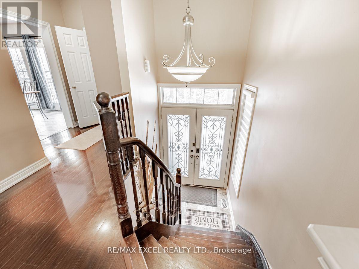 8 Mastwood Crescent, Toronto, Ontario  M1C 0B4 - Photo 4 - E12539404