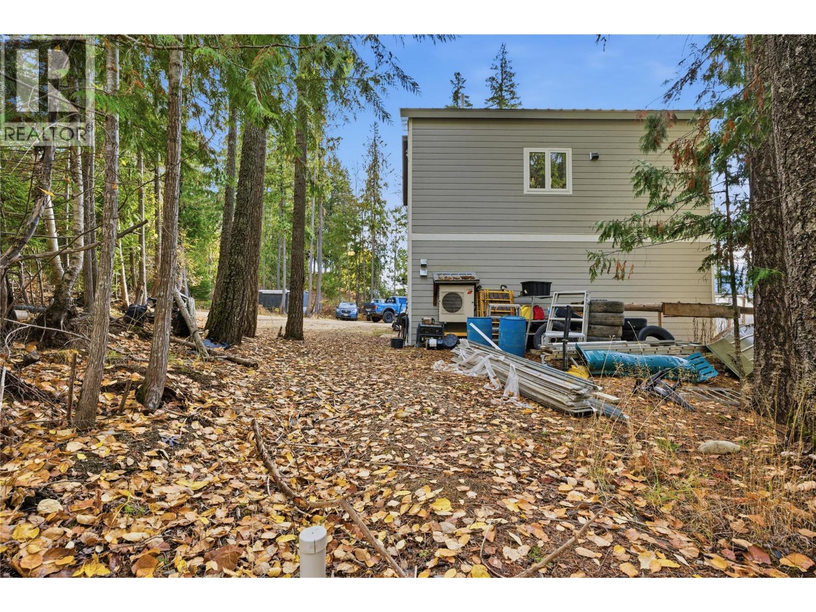 7636 Mountain Drive, Anglemont, British Columbia  V0E 1M8 - Photo 4 - 10369033