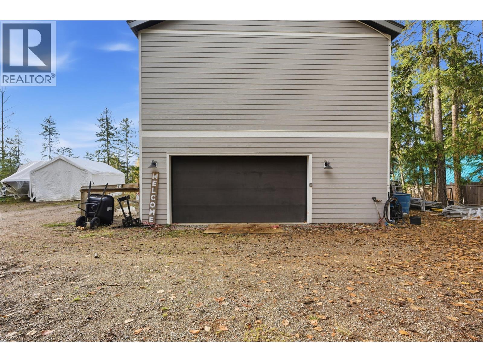 7636 Mountain Drive, Anglemont, British Columbia  V0E 1M8 - Photo 3 - 10369033