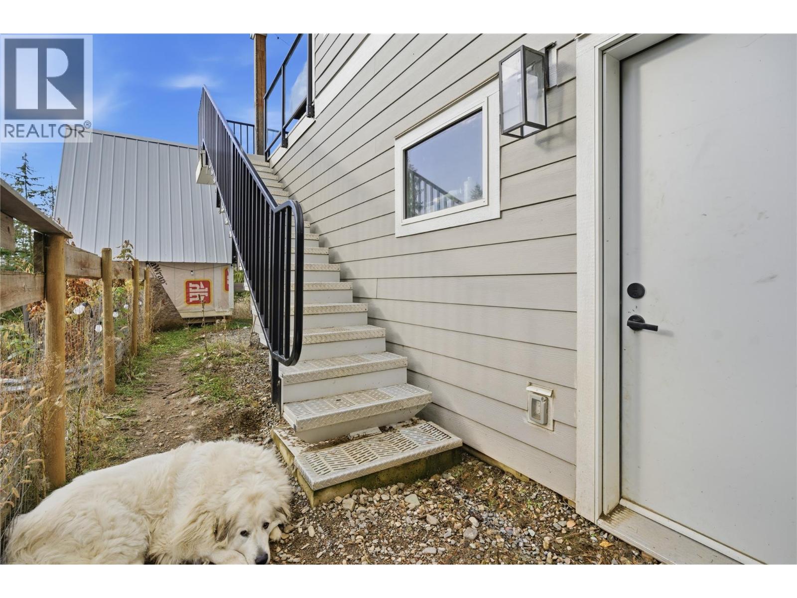 7636 Mountain Drive, Anglemont, British Columbia  V0E 1M8 - Photo 9 - 10369033