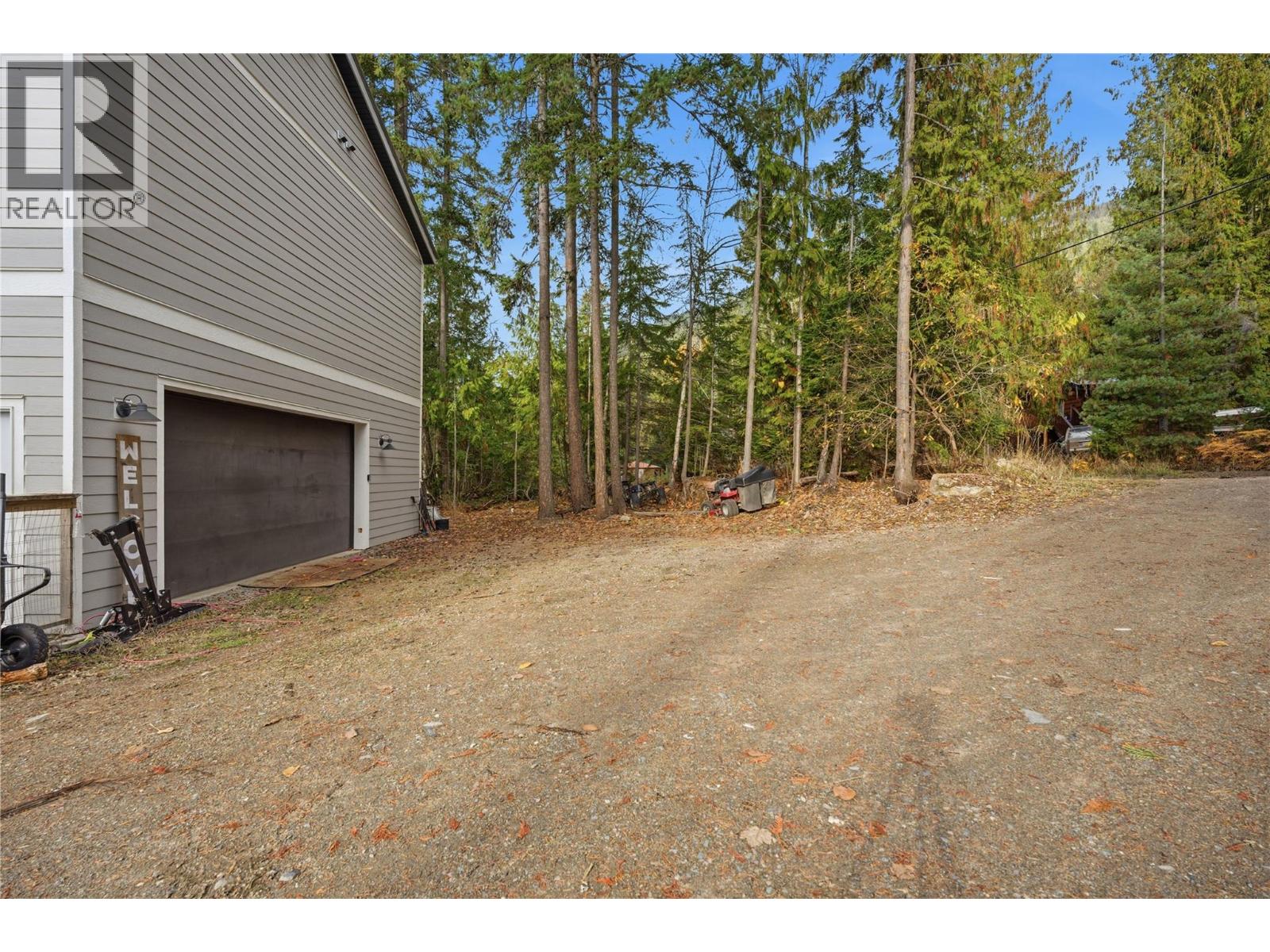 7636 Mountain Drive, Anglemont, British Columbia  V0E 1M8 - Photo 2 - 10369033