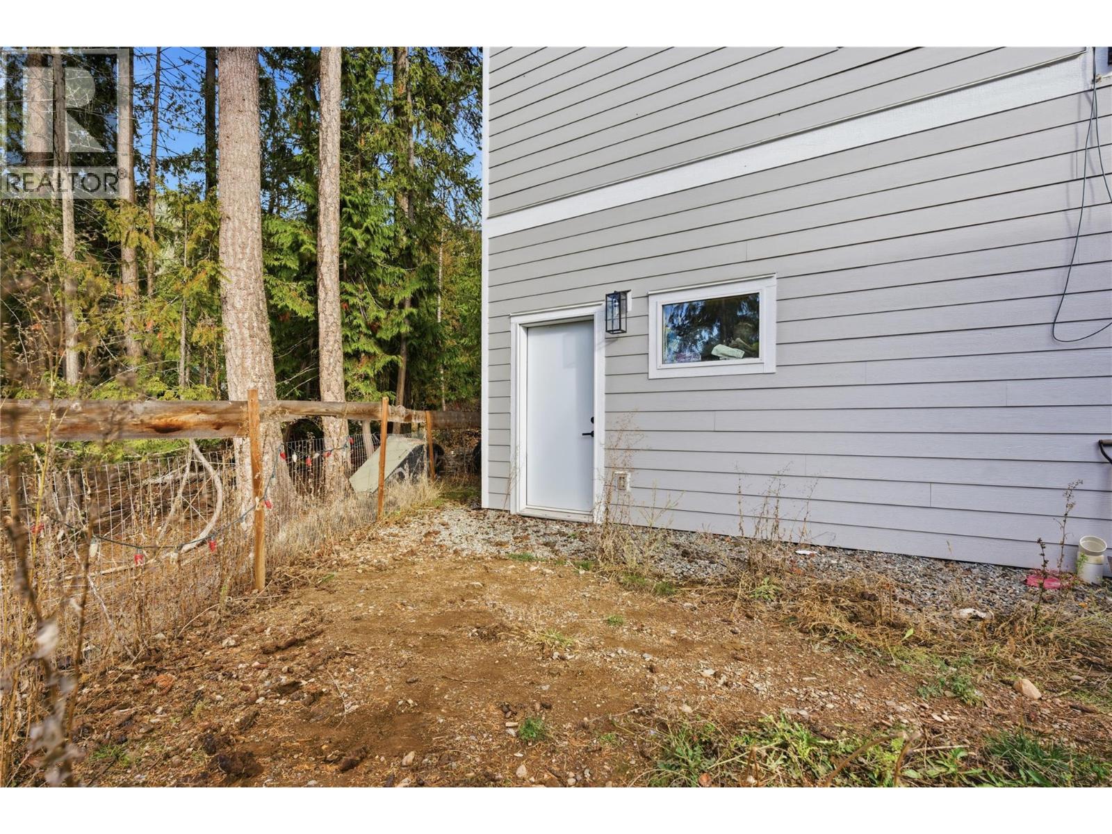 7636 Mountain Drive, Anglemont, British Columbia  V0E 1M8 - Photo 12 - 10369033