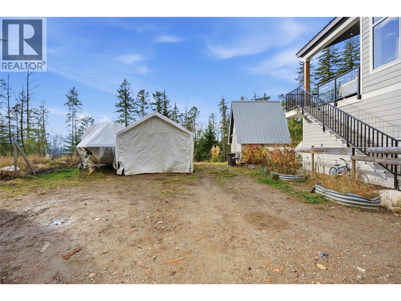 7636 Mountain Drive, Anglemont, British Columbia  V0E 1M8 - Photo 5 - 10369033