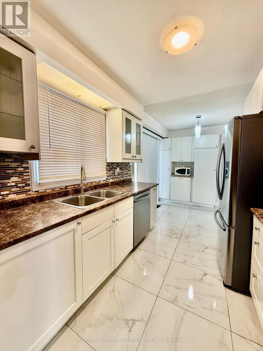 41 Crosswood Lane, Brampton, Ontario  L6V 3M1 - Photo 4 - W12539362