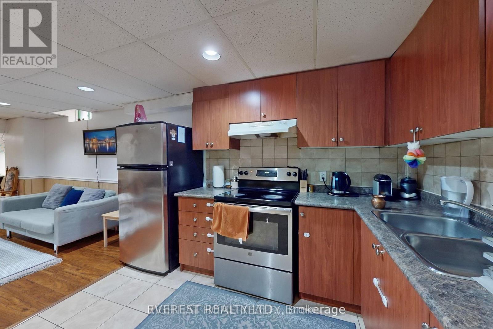 23 Duggan Drive, Brampton, Ontario  L6Y 4H9 - Photo 2 - W12539368