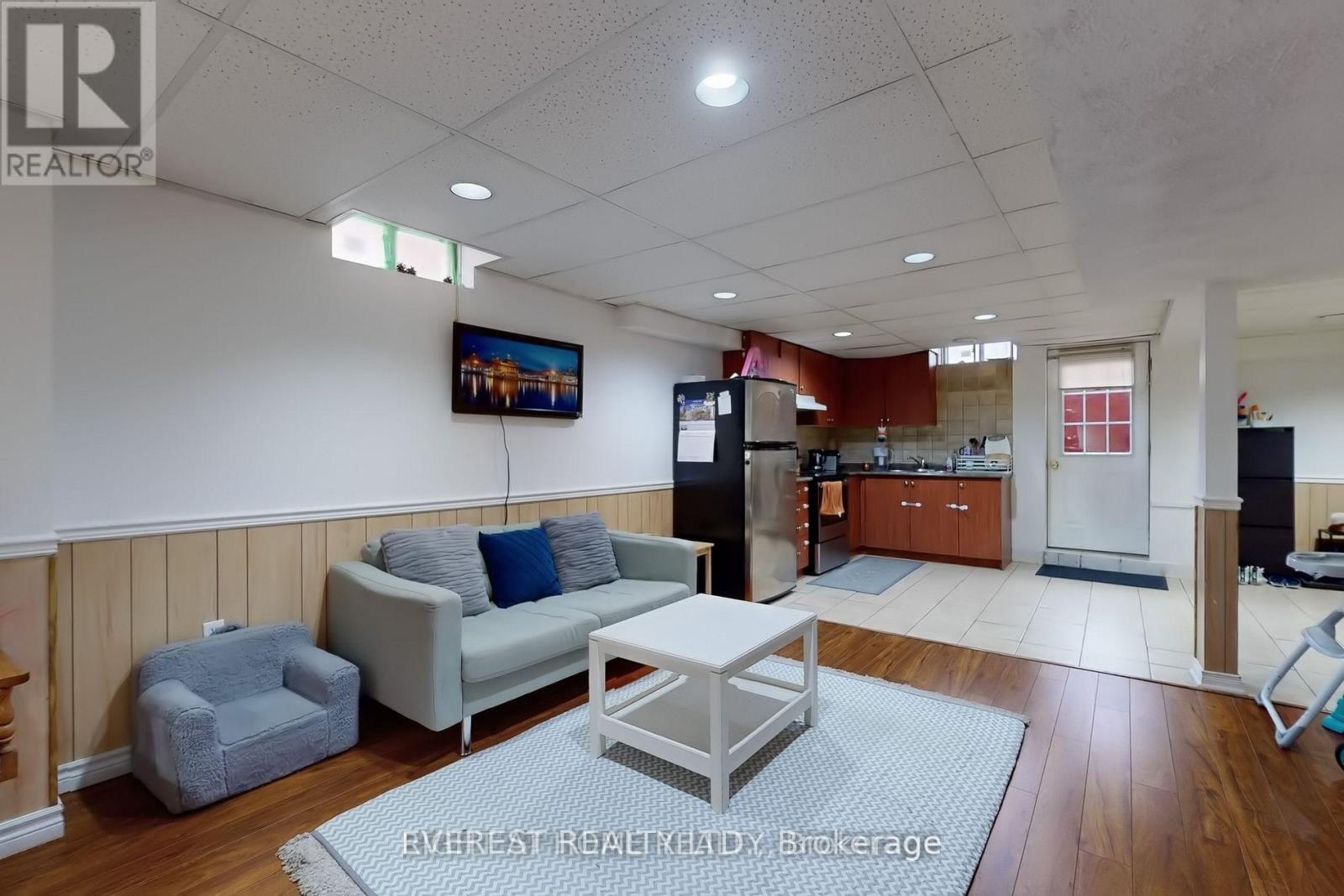 23 Duggan Drive, Brampton, Ontario  L6Y 4H9 - Photo 4 - W12539368