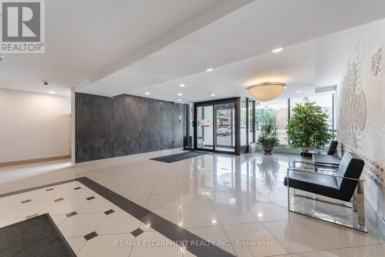 707 - 2301 Derry Road W, Mississauga, Ontario  L5N 2R4 - Photo 3 - W12539408