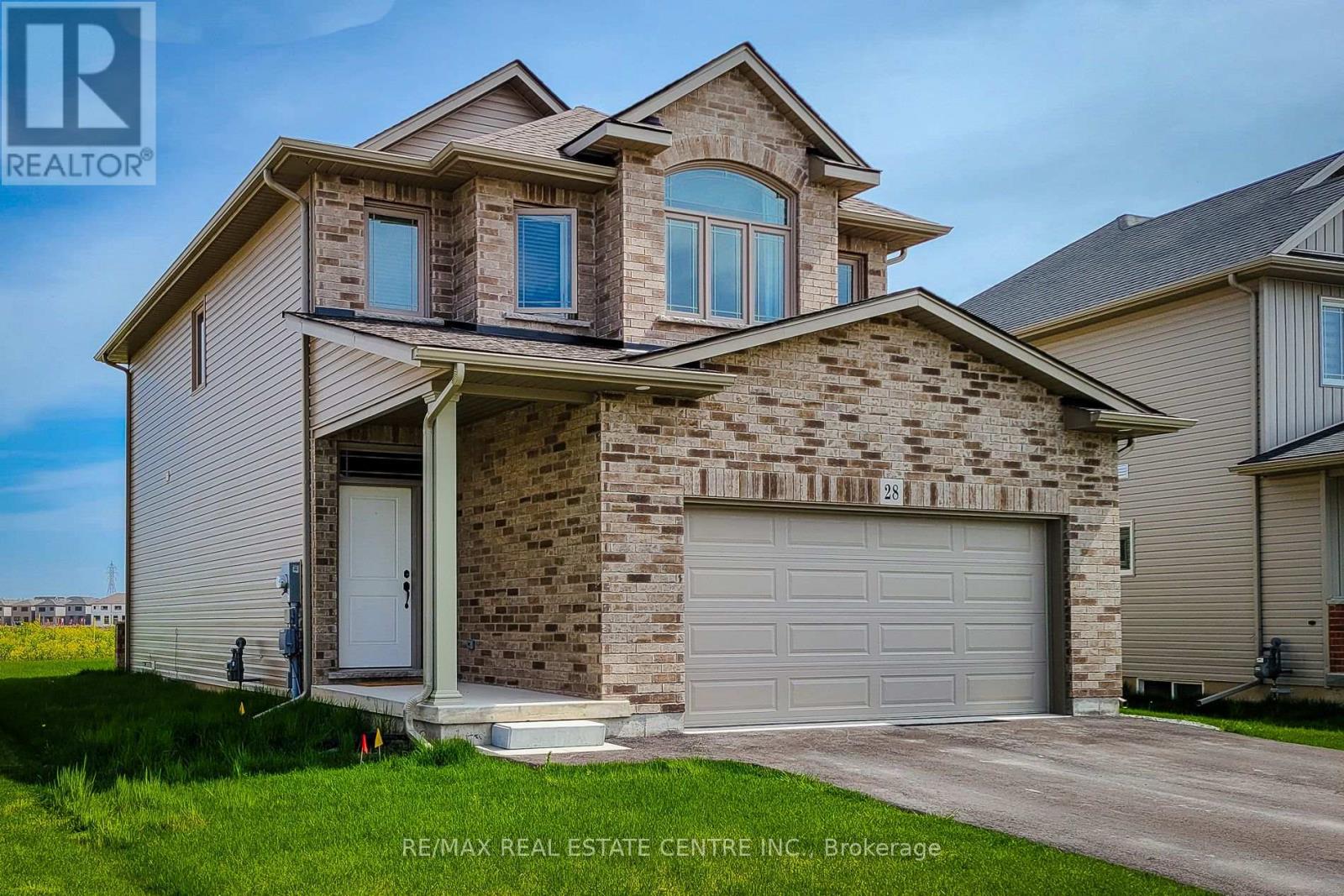 28 Spring Crest Way, Thorold, Ontario  L2V 0J8 - Photo 2 - X12539380