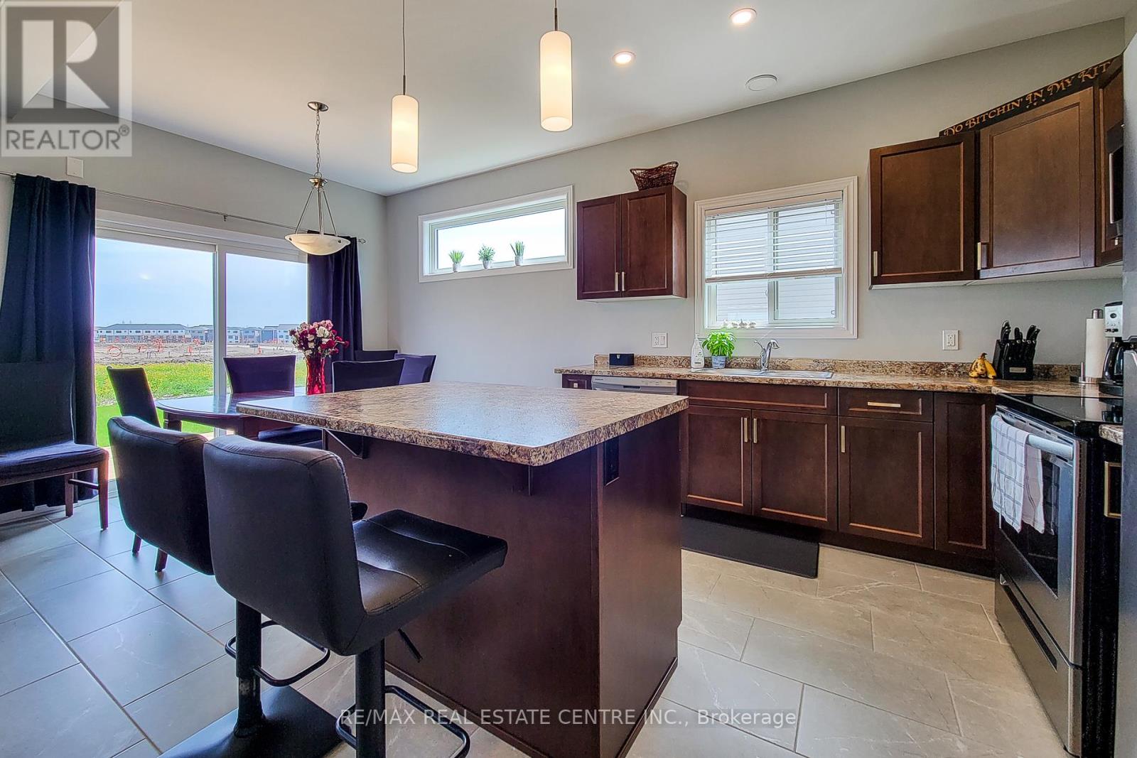 28 Spring Crest Way, Thorold, Ontario  L2V 0J8 - Photo 5 - X12539380