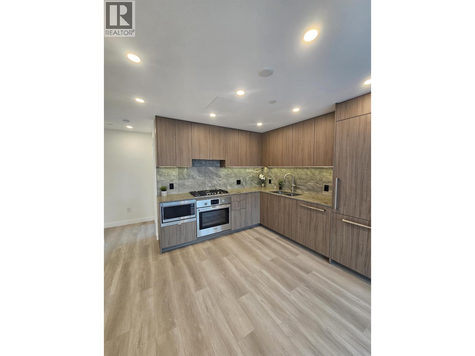 2010 626 Claremont Street, Coquitlam, British Columbia  V3J 3T4 - Photo 2 - R3066591