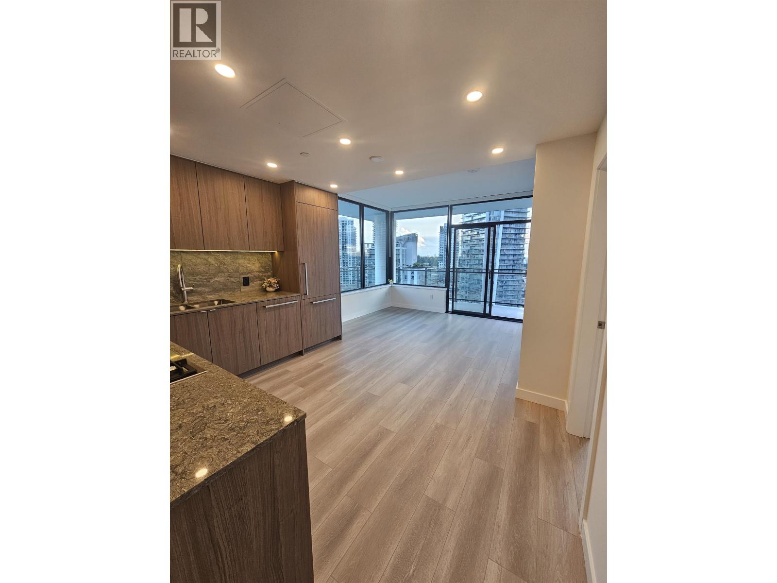 2010 626 Claremont Street, Coquitlam, British Columbia  V3J 3T4 - Photo 3 - R3066591