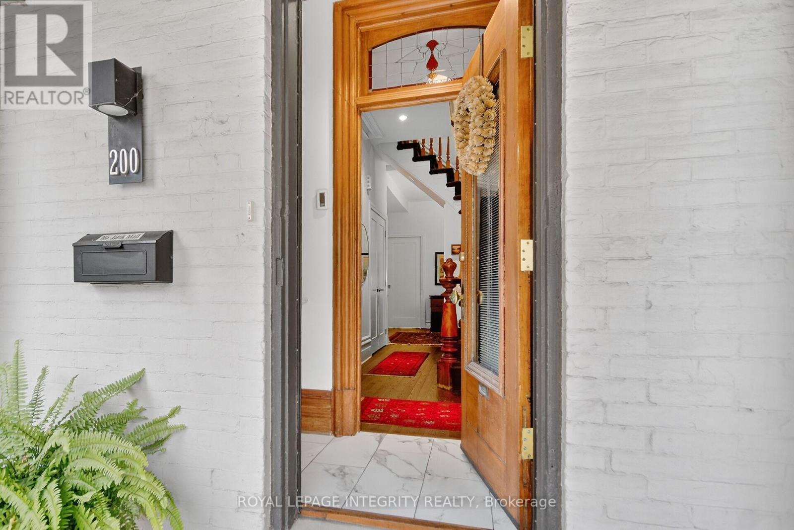 200 Cartier Street, Ottawa, Ontario  K2P 1L2 - Photo 2 - X12539480