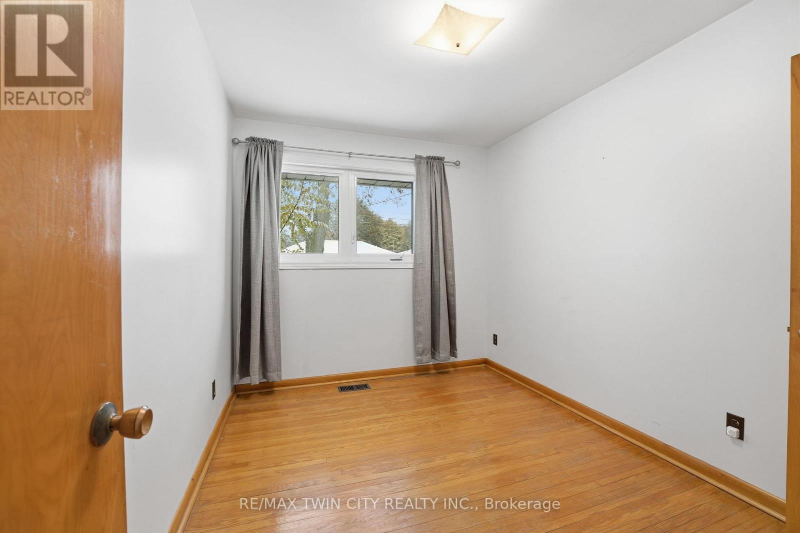 9 Waddington Street, Brantford, Ontario  N3R 2R2 - Photo 15 - X12537766