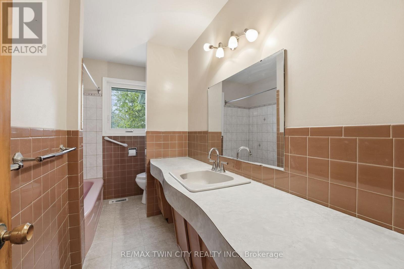 9 Waddington Street, Brantford, Ontario  N3R 2R2 - Photo 13 - X12537766