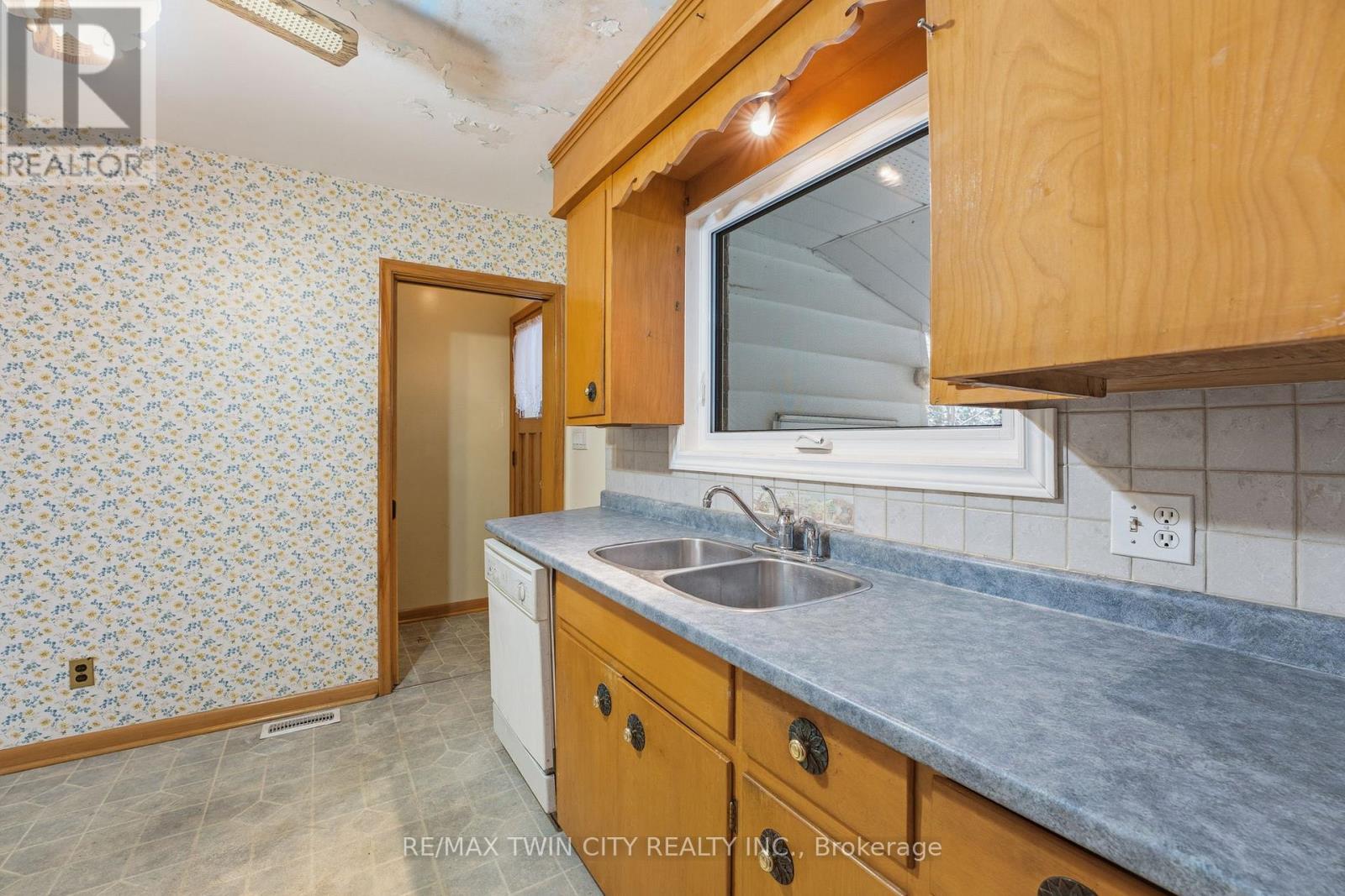 9 Waddington Street, Brantford, Ontario  N3R 2R2 - Photo 9 - X12537766