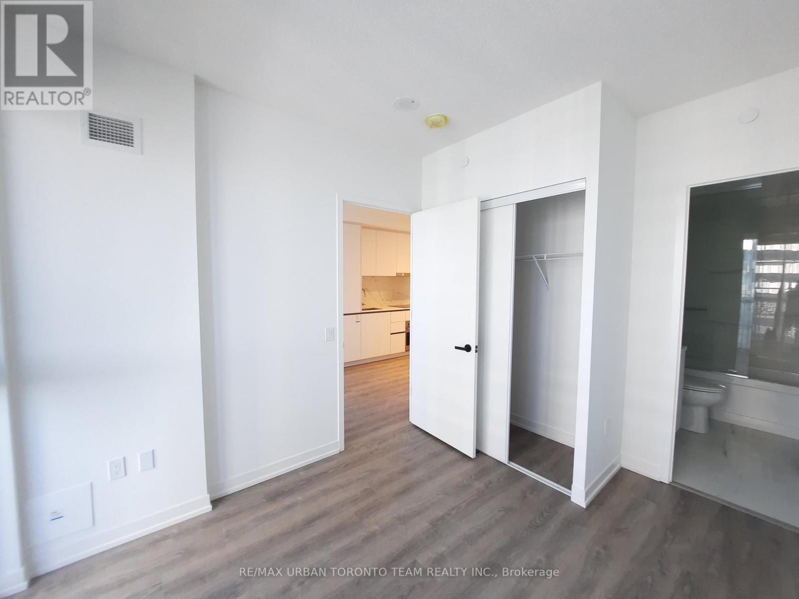 1501 - 8 Interchange Way, Vaughan, Ontario  L4K 5Z7 - Photo 8 - N12539524