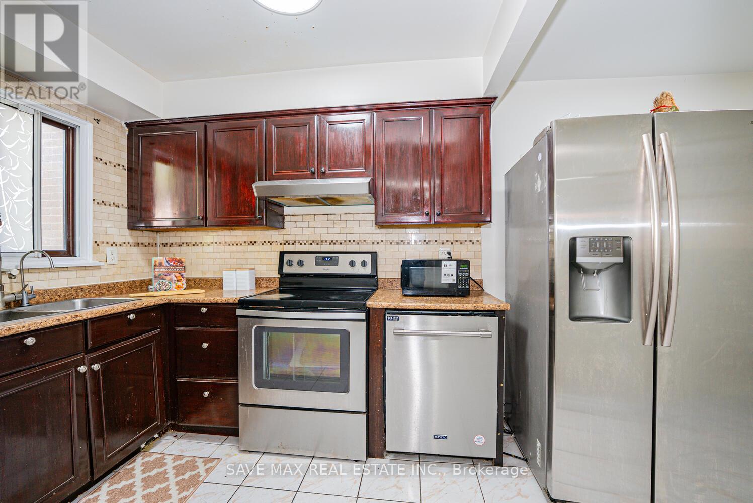 83 Fleetwood Crescent, Brampton, Ontario L6T 2E6 - Photo 11 - W12539486