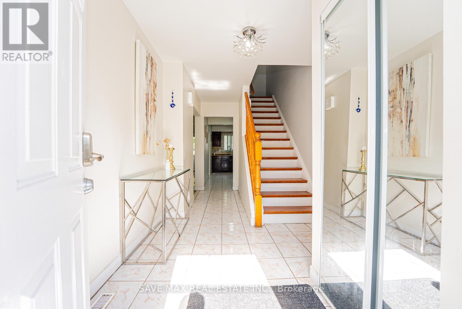 83 Fleetwood Crescent, Brampton, Ontario L6T 2E6 - Photo 4 - W12539486