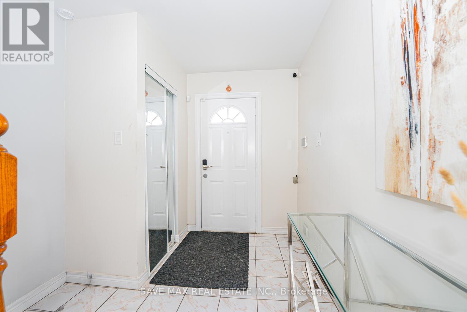 83 Fleetwood Crescent, Brampton, Ontario L6T 2E6 - Photo 5 - W12539486