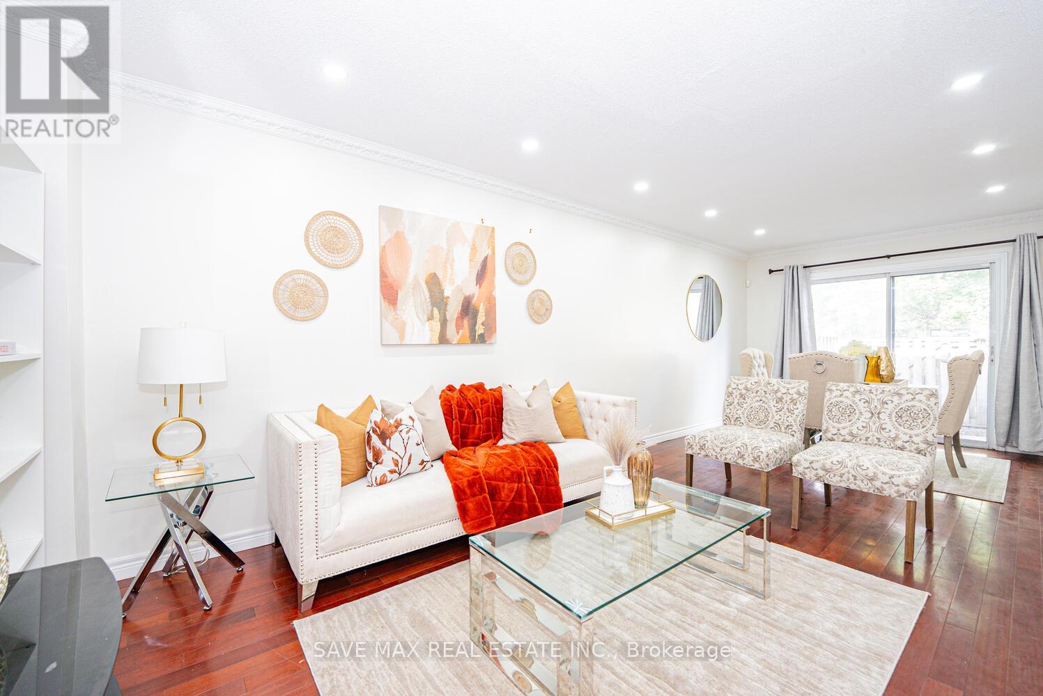 83 Fleetwood Crescent, Brampton, Ontario L6T 2E6 - Photo 6 - W12539486