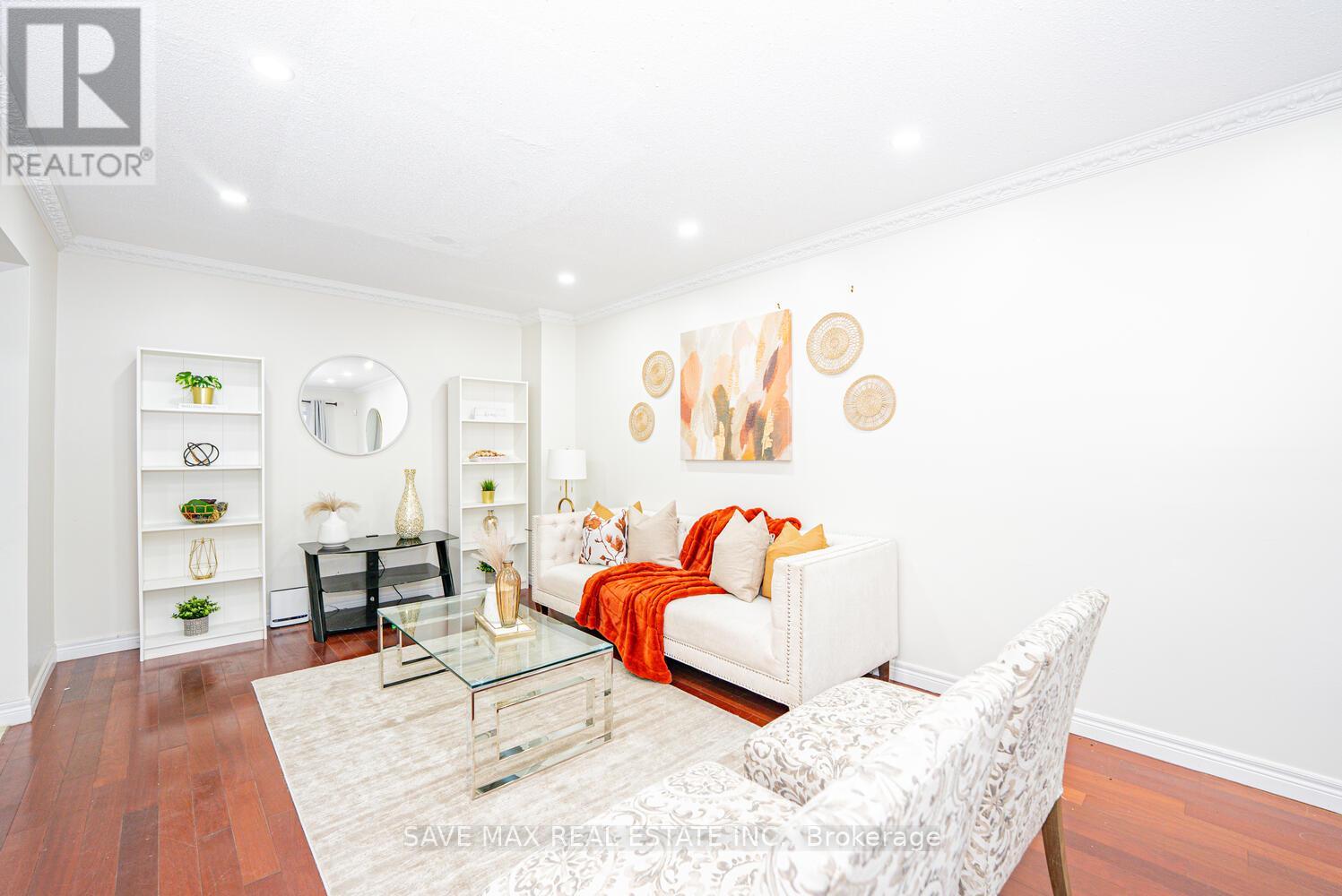 83 Fleetwood Crescent, Brampton, Ontario L6T 2E6 - Photo 8 - W12539486