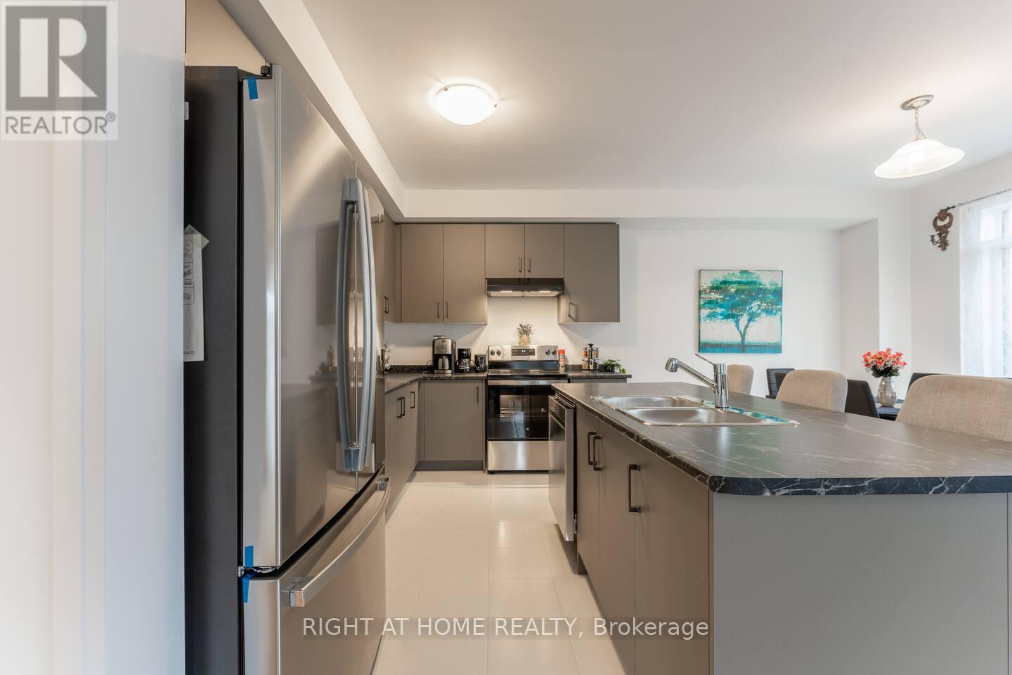 120 Velvet Way, Thorold, Ontario  L2V 0B8 - Photo 3 - X12539504