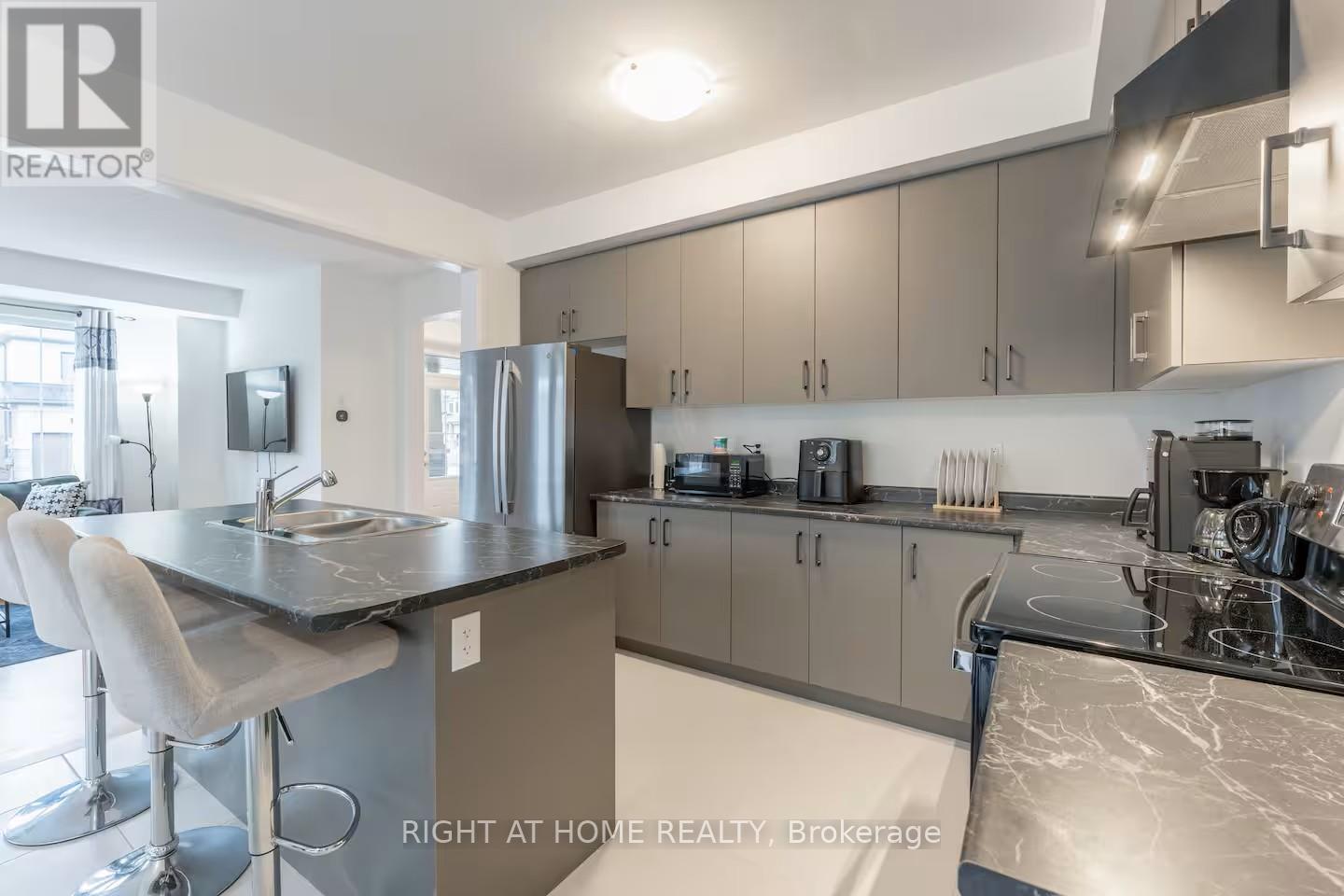 120 Velvet Way, Thorold, Ontario  L2V 0B8 - Photo 7 - X12539504