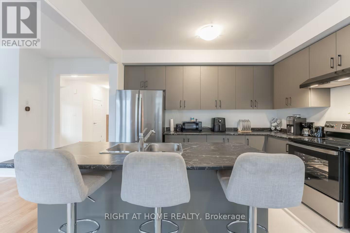 120 Velvet Way, Thorold, Ontario  L2V 0B8 - Photo 8 - X12539504