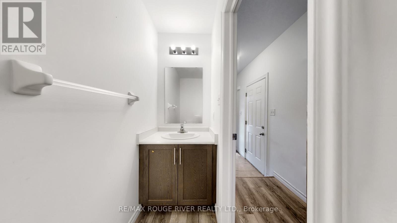 21 Woodedge Circle, Kitchener, Ontario N2R 0P8 - Photo 12 - X12539530