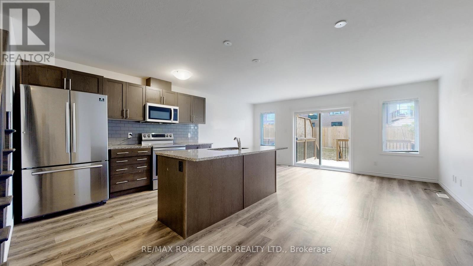 21 Woodedge Circle, Kitchener, Ontario N2R 0P8 - Photo 2 - X12539530