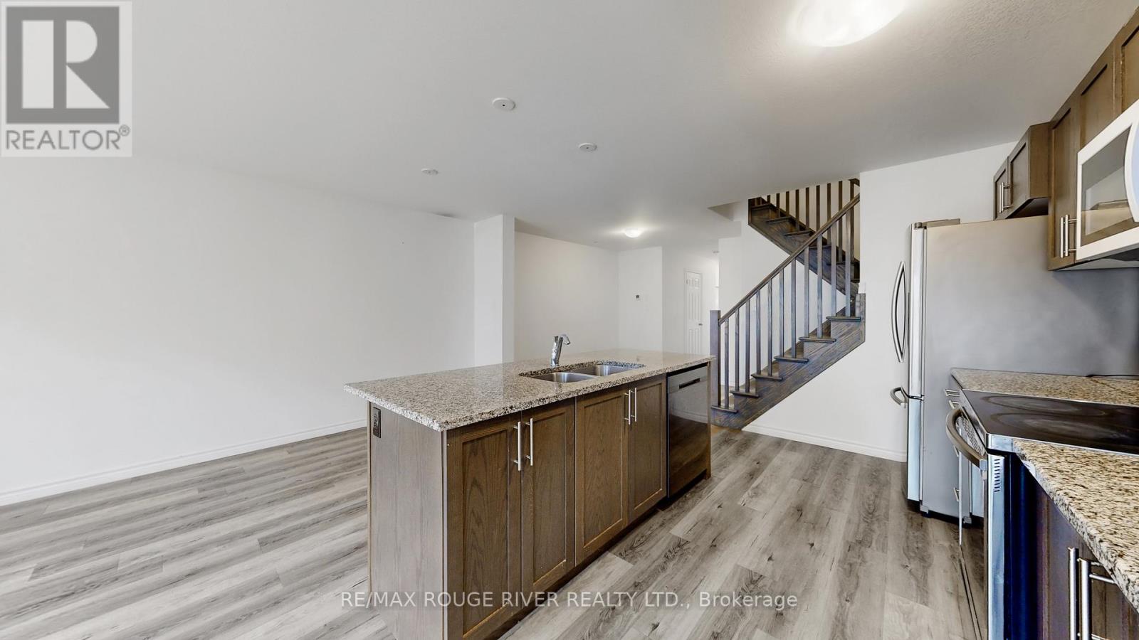 21 Woodedge Circle, Kitchener, Ontario N2R 0P8 - Photo 7 - X12539530