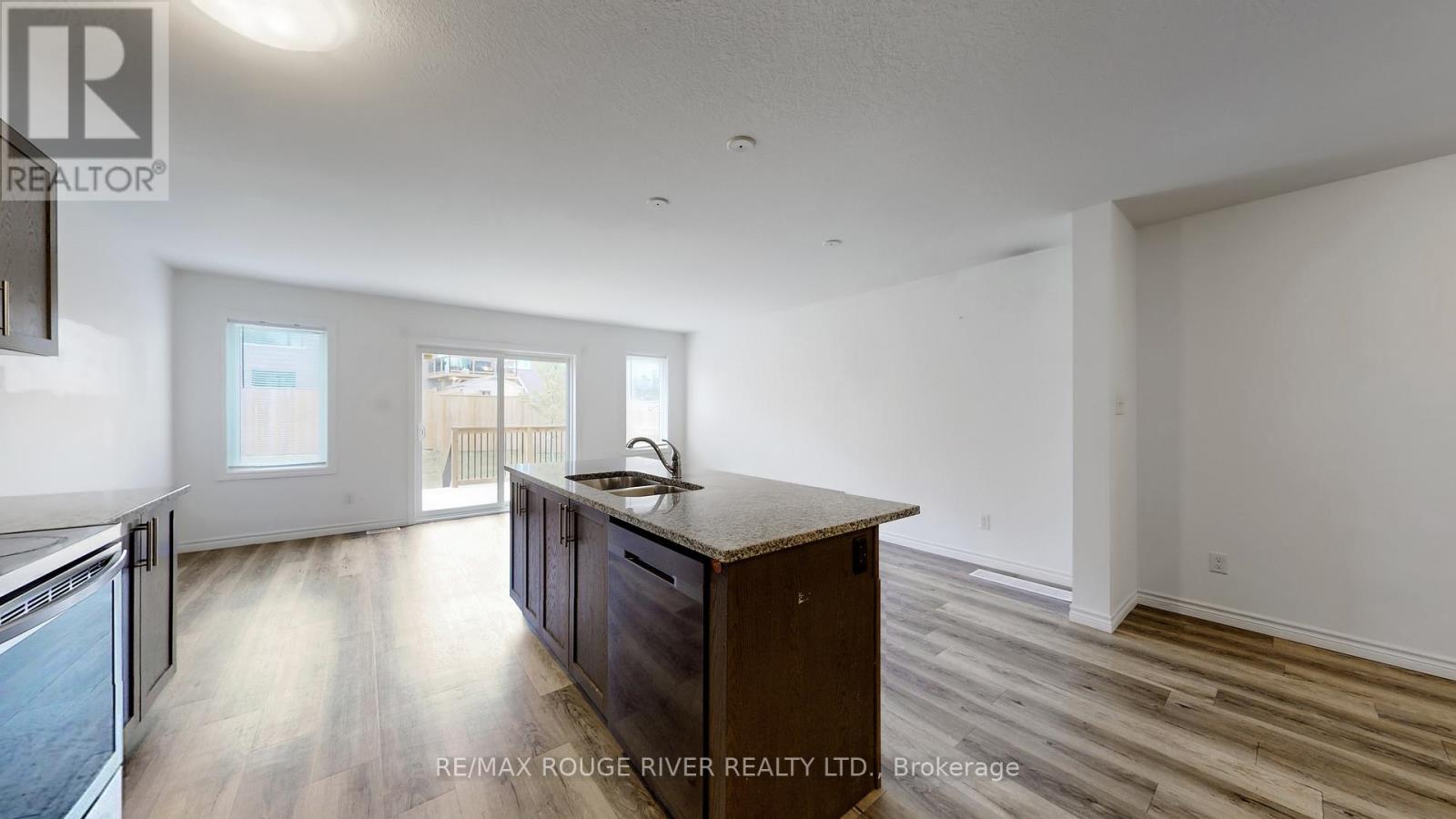 21 Woodedge Circle, Kitchener, Ontario N2R 0P8 - Photo 8 - X12539530