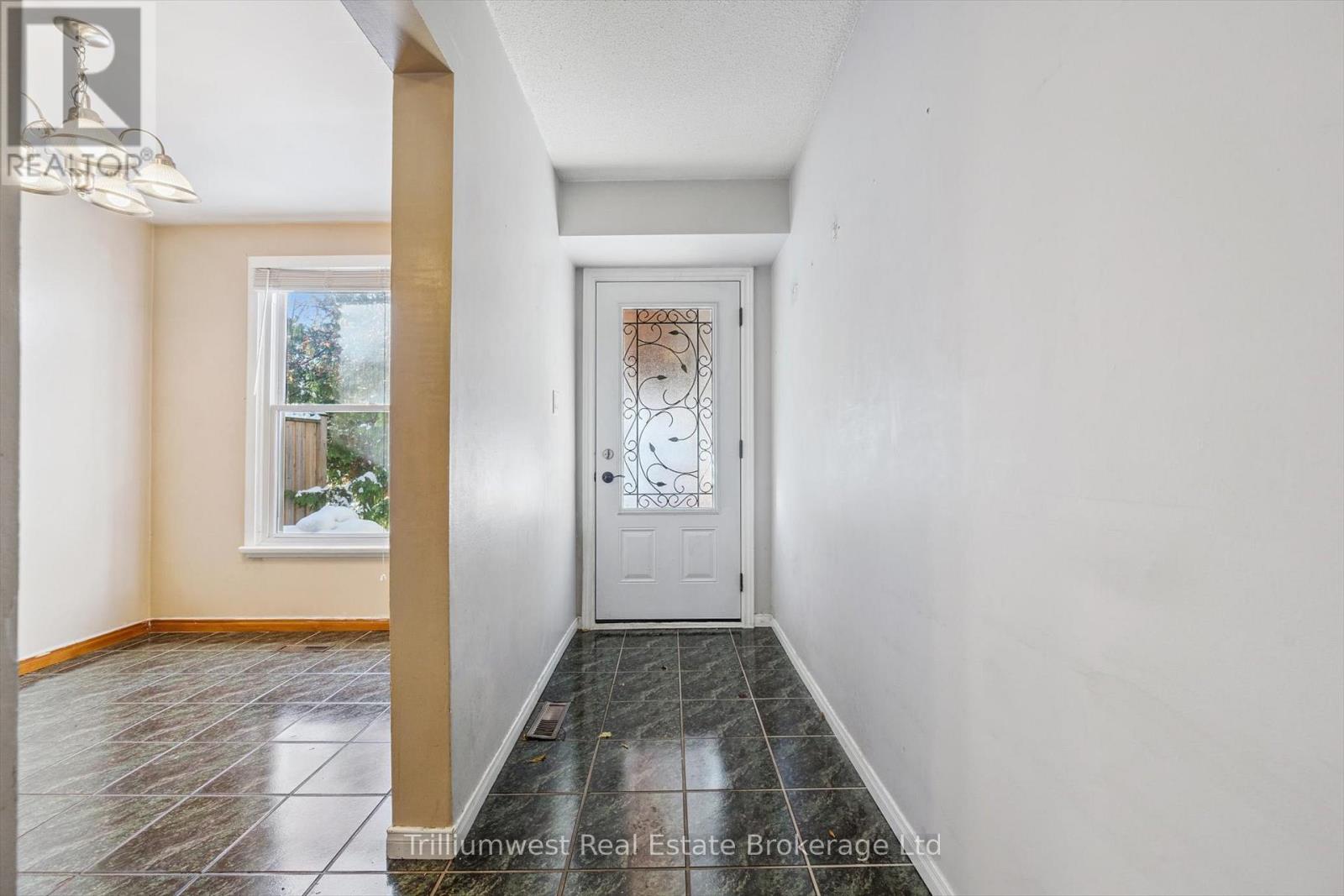 3173 Gwendale Crescent, Mississauga, Ontario  L5A 3B6 - Photo 5 - W12539552